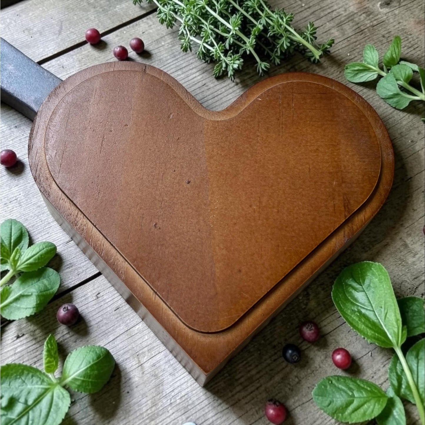 Obsidian Fire Molten Vein Heart Tray – Hand Painted Resin Art Dish – Gothic Red & Black Decor – Jewelry Catchall – Modern Abstract Gift