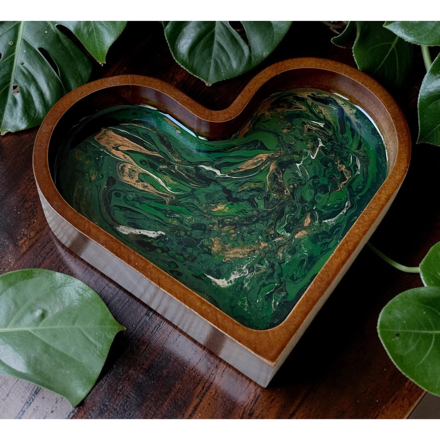 Emerald Tide Heart Tray – Hand-Painted Resin Art Dish – Blue & Violet Acrylic Pour – Jewelry Dish – Spiritual Decor – Handmade Gift