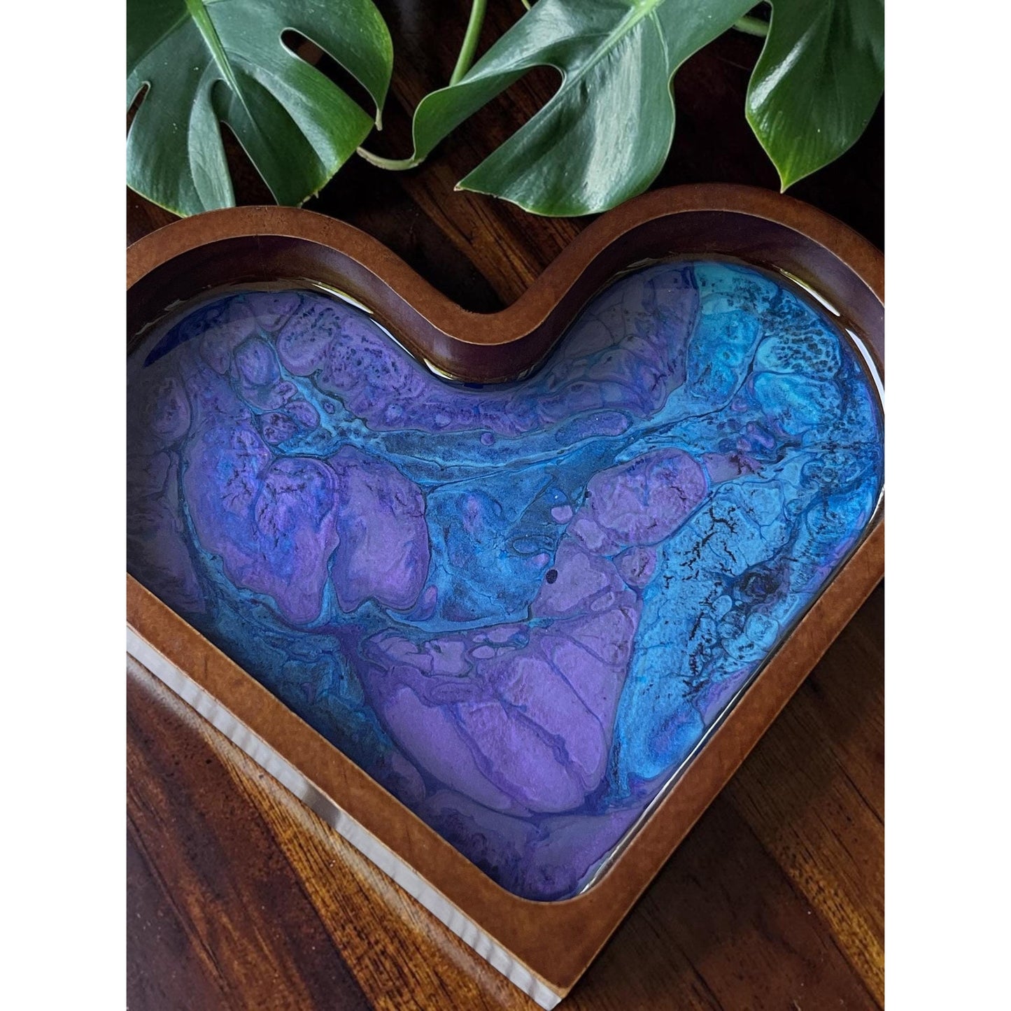 Midnight Tide Heart Tray – Hand-Painted Resin Art Dish – Blue & Violet Acrylic Pour – Jewelry Dish – Spiritual Decor – Handmade Gift