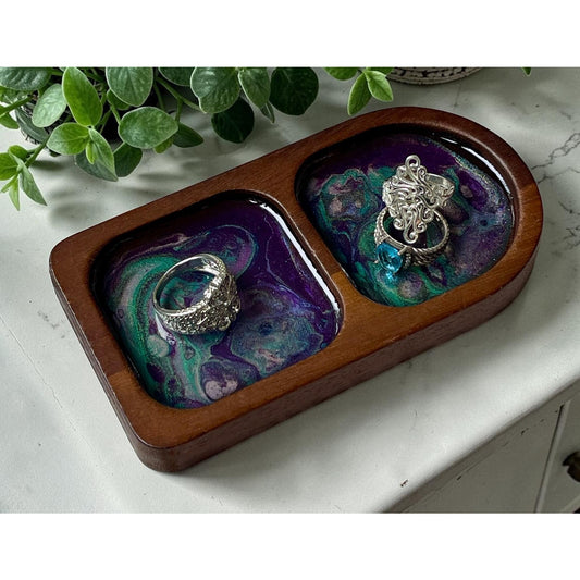 Moonstone Abysse Ring Holder – Handmade Resin Jewelry Tray – Celestial Trinket Dish – Purple and Teal Vanity Decor – Acrylic Pour Art
