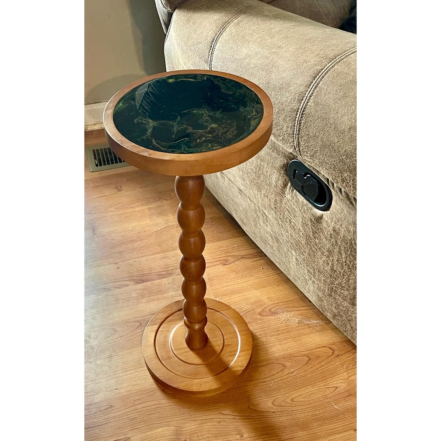 Emerald Tide Pedestal Table – Handmade Resin Art Side Table – 23” Tall Wood Accent Table – Green Abstract Pour – Boho Decor – Candle Stand