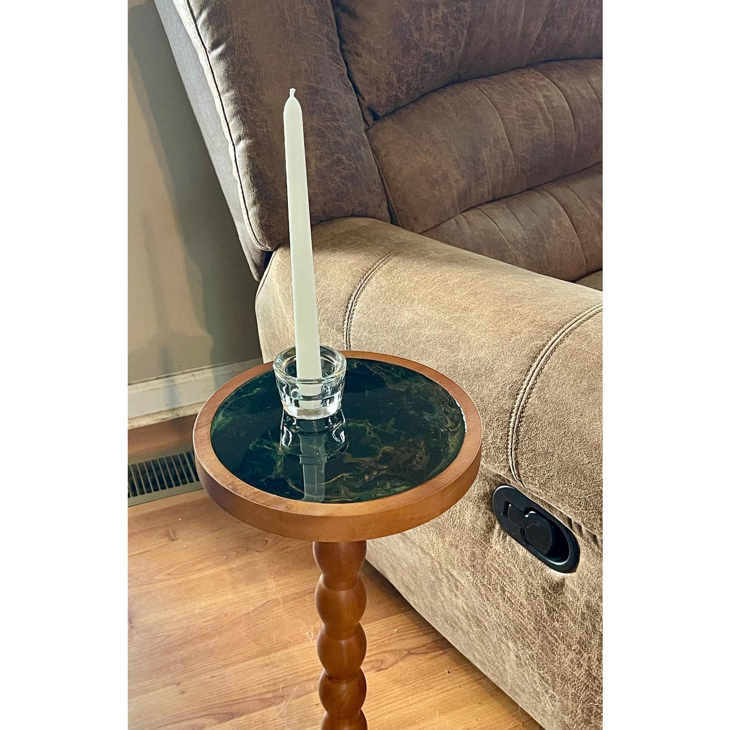 Emerald Tide Pedestal Table – Handmade Resin Art Side Table – 23” Tall Wood Accent Table – Green Abstract Pour – Boho Decor – Candle Stand
