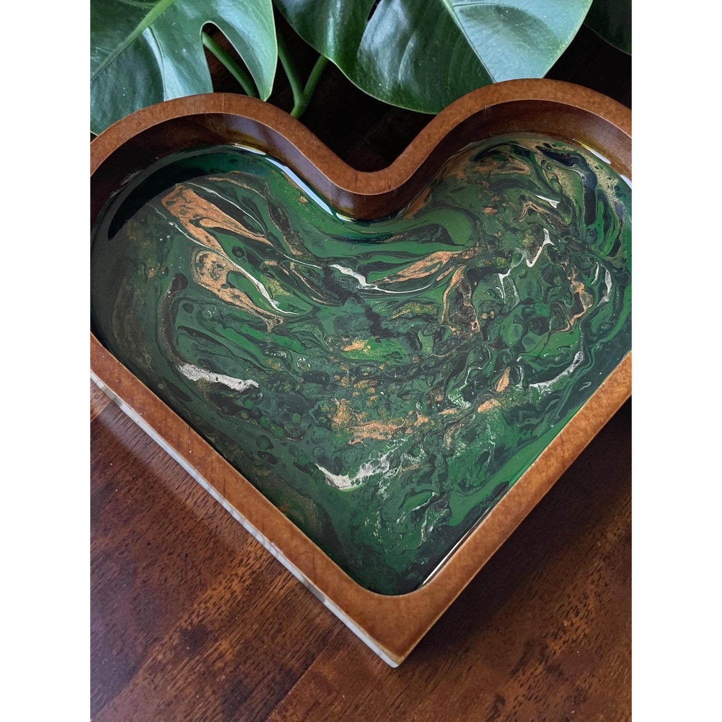 Emerald Tide Heart Tray – Hand-Painted Resin Art Dish – Blue & Violet Acrylic Pour – Jewelry Dish – Spiritual Decor – Handmade Gift