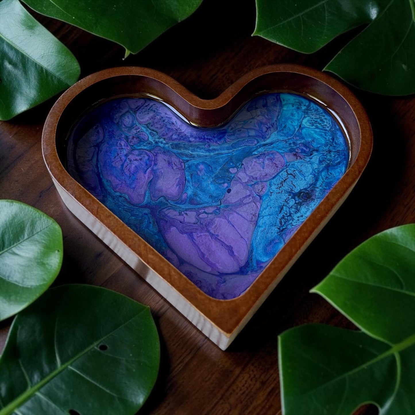 Midnight Tide Heart Tray – Hand-Painted Resin Art Dish – Blue & Violet Acrylic Pour – Jewelry Dish – Spiritual Decor – Handmade Gift